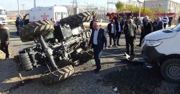 Batman’da minibüs ile traktör birbirine girdi: 2’si ağır, 5 yaralı