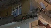 Beyoğlu'nda balkon çöktü! Korku dolu anlar
