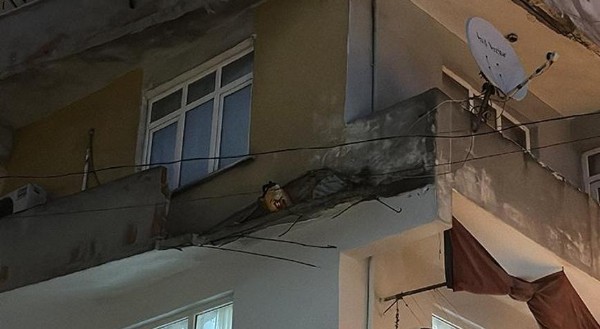 Beyoğlu'nda balkon çöktü! Korku dolu anlar