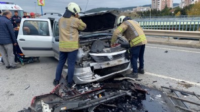 İstanbul'da feci kaza! İki araç kafa kafaya çarpıştı