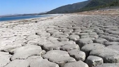 Salda Gölü'nün suyu, 3 ayda 20 metre çekildi