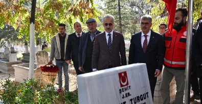 Abdulkadir Uraloğlu 15 Temmuz kahramanı Ömer Halisdemir’in kabrini ziyaret etti