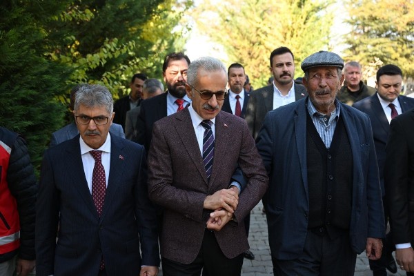 Abdulkadir Uraloğlu 15 Temmuz kahramanı Ömer Halisdemir’in kabrini ziyaret etti