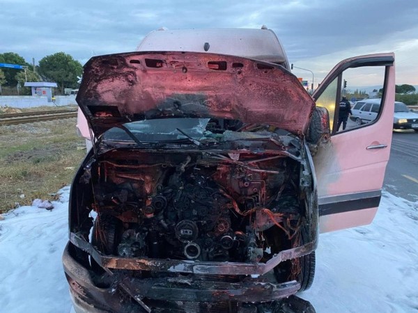 Aydın’da minibüs alevlere teslim oldu