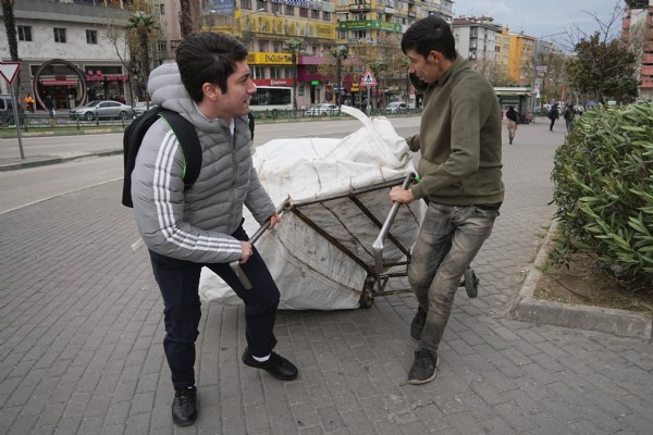 Bursalıların fırtınayla imtihanı! Uçmamak için direk ve ağaçlara tutundular