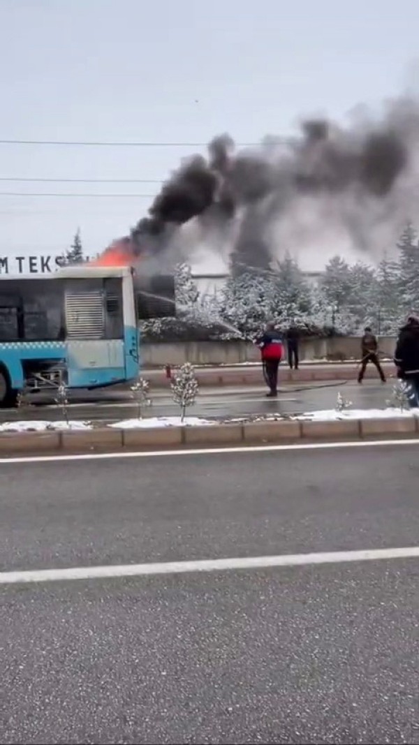 Elazığ’da belediye otobüsü alev aldı, o anlar kamerada