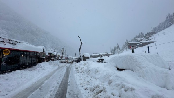 Ayder Yaylası’nda kar kalınlığı 1 metreye yaklaştı