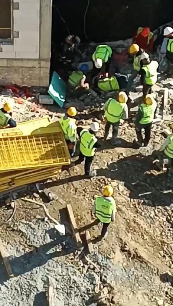 Esenler'de inşaatın 5'inci katından düştü!: O dehşet anları kamerada!