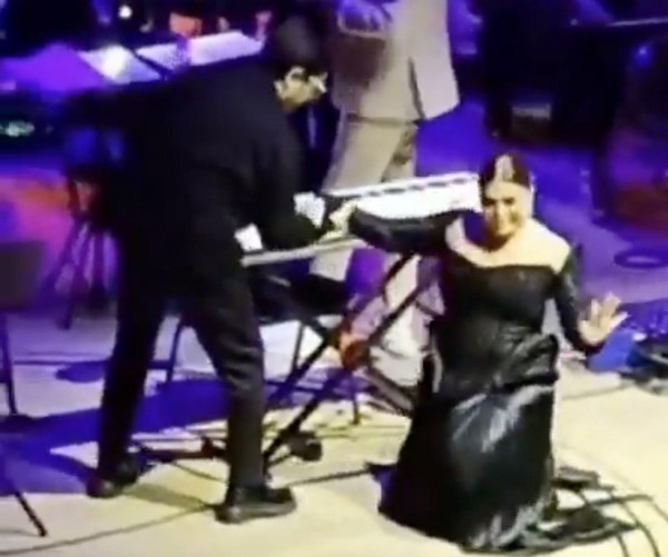 Sibel Can sahnede şoku yaşadı!