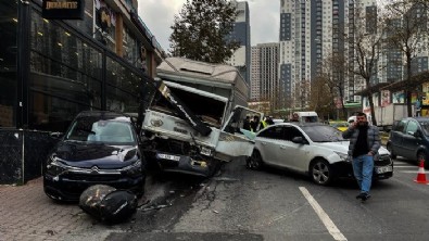İstanbul'da feci kaza! Kamyonet 5 araca çarptı