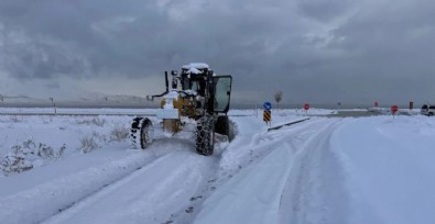 Van'da kardan kapanan 134 yerleşim yerinin yolu açıldı