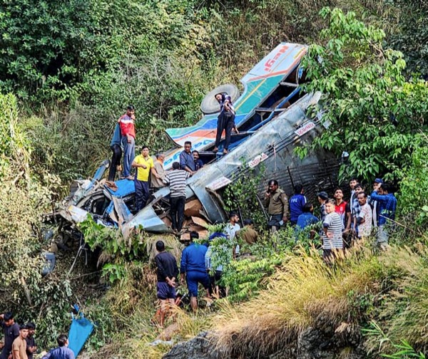 Hindistan'da yolcu otobüsü şarampole yuvarlandı: 36 ölü