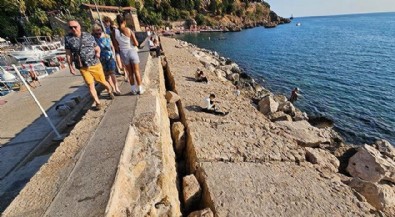 Her gün binlerce turist ziyaret ediyor! Endişelendiren tablo: 300 kiloluk taşlar düşüyor