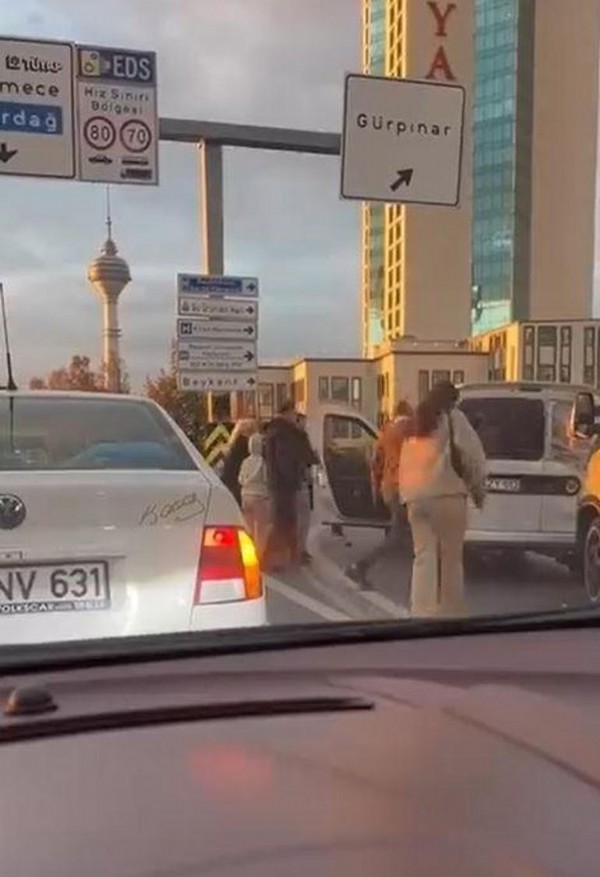İstanbul E-5’te sopalı yol kavgası kamerada