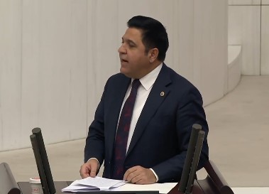 Saadet Partili Bülent Kaya'dan güldüren hareket. 'Bakanlık yok!' dedi. Tüm konuşmasını Bakan'a dönerek yaptı.