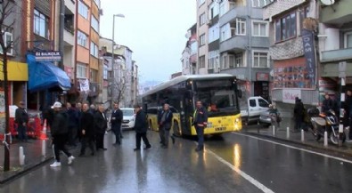 Yer: Kağıthane! İETT otobüsü çöken yolda kaldı