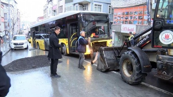 Yer: Kağıthane! İETT otobüsü çöken yolda kaldı