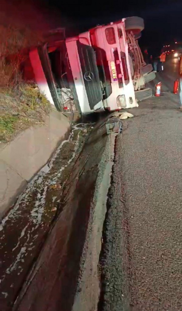 Tanker devrildi! Tonlarca yakıt yola döküldü