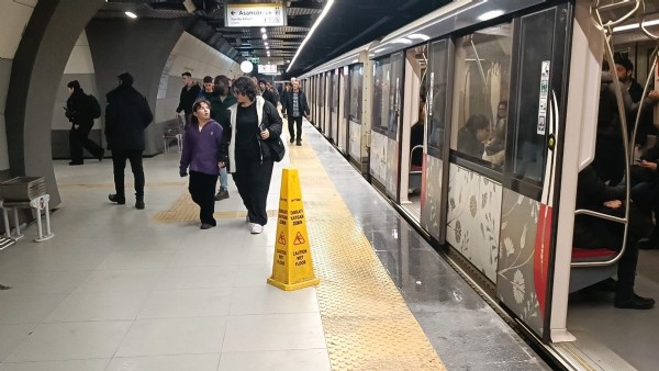 İstanbul Yenibosna’da metro istasyonunun tavanından sular aktı