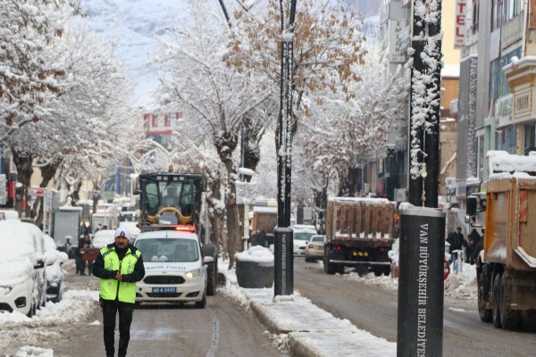 O ilimizde kar etkili oldu: 131 yerleşim yeri ulaşıma kapandı
