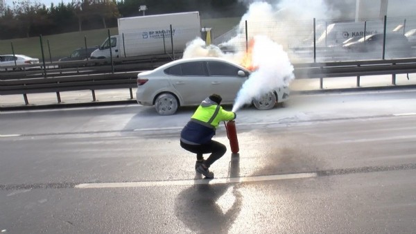 İstanbul'da D-100'de otomobil alev alev yandı