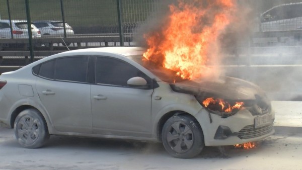 İstanbul'da D-100'de otomobil alev alev yandı