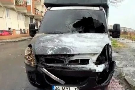 Park halindeki kamyonet alev alev yandı