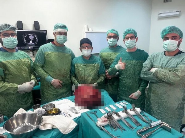 Yıllarca böyle yaşamış: Karnından çıktı! Tam 13 kilo!