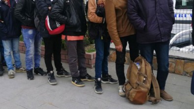 Bakan Yerlikaya duyurdu! 'Kalkan-36' operasyonlarında çok sayıda düzensiz göçmen yakalandı