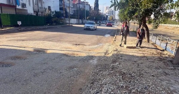 Vatandaşlar CHP'li belediyeye isyan etti! 3,5 milyon asfalt nerede?