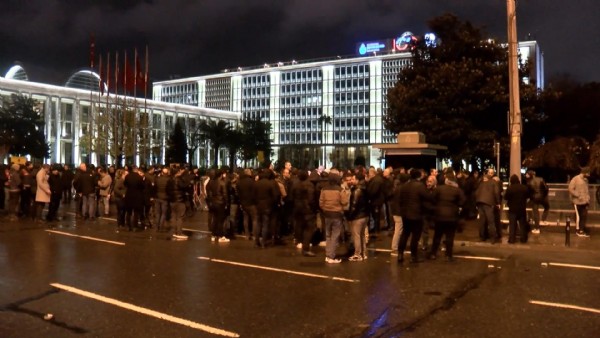 Özel halk otobüsü sahiplerinden İBB önünde eylem: '5 milyara yakın alacağımızı istiyoruz'Özel halk otobüsü sahiplerinden İBB önünde eylem:
