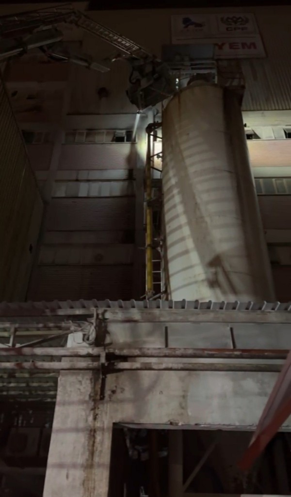 Mersin'de yem fabrikasında yangın