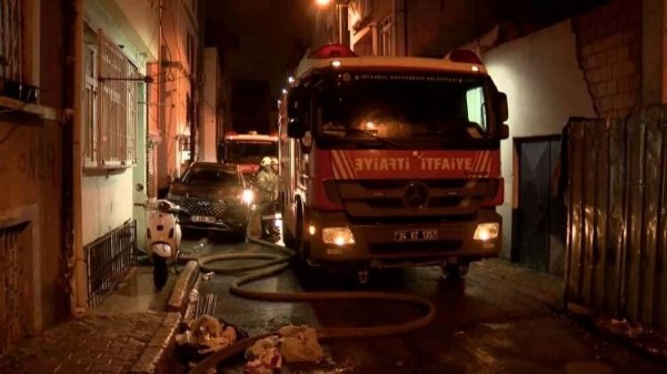 Beyoğlu'nda felaket! 3 katlı ahşap binada yangın