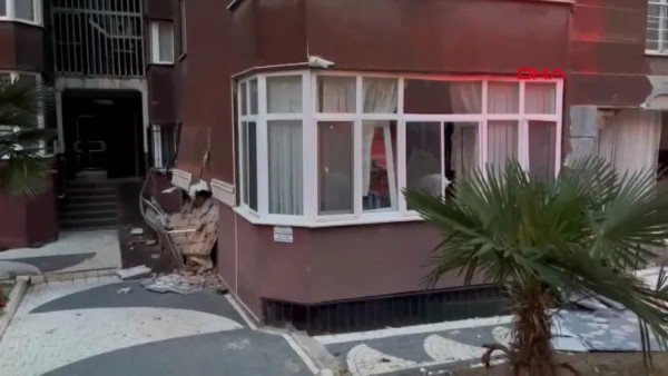 Beylikdüzü'nde 14 katlı binanın girişinde patlama! Ölü ve yaralılar var