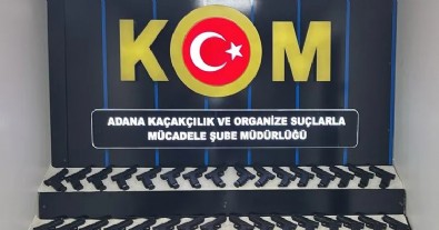 Otomobilin tamponundan ve konsolundan 50 adet silah çıktı