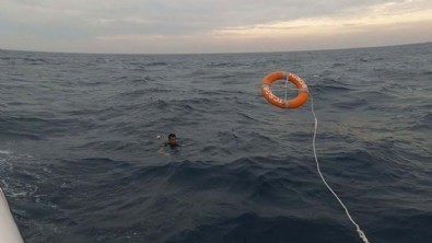 Seferihisar'da botları su alan 30 kaçak göçmenden 5'i kayboldu