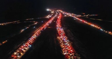 Rejimin düşmesi sonrası Şam'a akın! Suriye'nin birçok kentinde trafik yoğunluğu