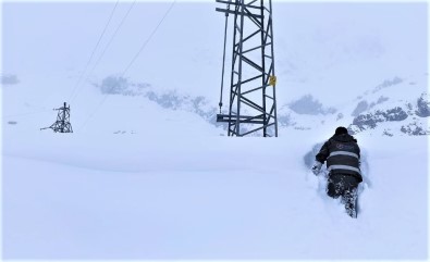 Dicle Elektrik Ekiplerinin Zorlu Kis Mesaisi