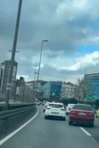 E-5 Karayolu'nda Korku Dolu Anlar Kamerada Açiklamasi Kovaladigi Sürücünün Önünü Kesip Saldirmaya Çalisti