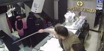 Yakalaninca Kurtulmak Için Kuyumcunun Ortasina Tuvaletini Yapti