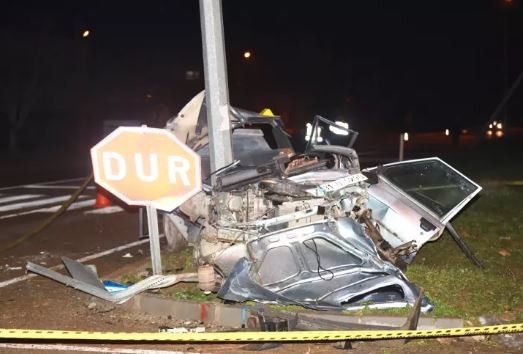 Direğe çarpan araç hurdaya döndü