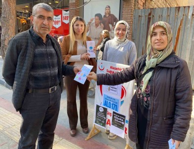 Alasehir'de Açilan Stant Sayesinde 5 Kisi Sigarayi Birakti