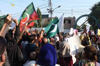 Pakistan'da Imran Khan Destekçileri Seçimlerde Hile Yapildigi Iddiasiyla Protesto Gösterisi Düzenledi