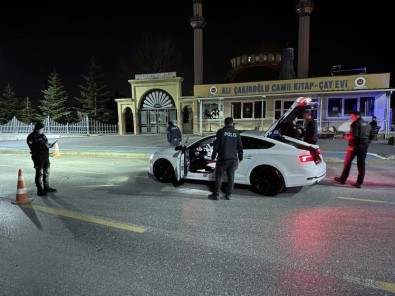 Sakarya Üniversitesi Kampüs Bölgesinde Aranmasi Bulunan 5 Sahis Yakalandi