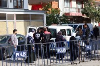 Turgutluspor-Karsiyaka Maçi Öncesi Arbede Açiklamasi 1 Polis Yaralandi, 2 Taraftar Gözaltina Alindi