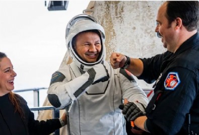 Türk astronot Alper Gezeravcı dünyaya döndü: Ailesiyle buluşma anı Türkiye'yi ağlattı!