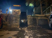 Yolu Sasiran Sürücü 5 Metrelik Istinat Duvarindan Asagi Düstü