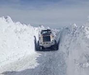 Yüksekova'nin Köy Yollarinda Kar Çalismasi Devam Ediyor