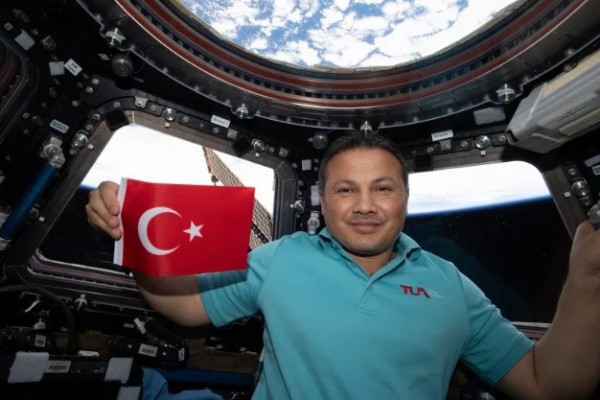 Türk astronot Alper Gezeravcı dünyaya döndü: Ailesiyle buluşma anı Türkiye'yi ağlattı!