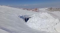 Yüksekova'da 5 Metrelik Kar Tüneli Olustu